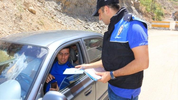 Hakkari'de polis broşür dağıttı