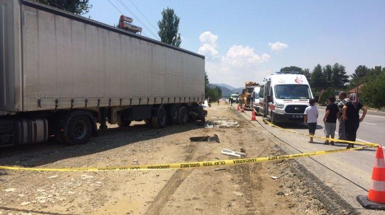 Burdur'da otomobil tıra çarptı: 1 ölü, 1 yaralı