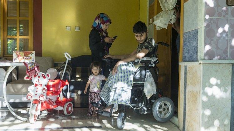 Suriyeli babanın "akülü araba" sevinci