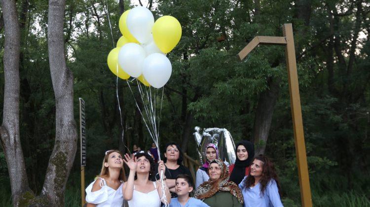 Lösemiyi yenmesini pasta keserek, balon uçurarak kutladı