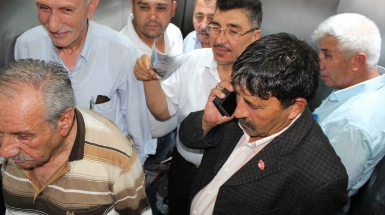 Asansörde kalan muhtar ve gazetecileri itfaiye kurtardı