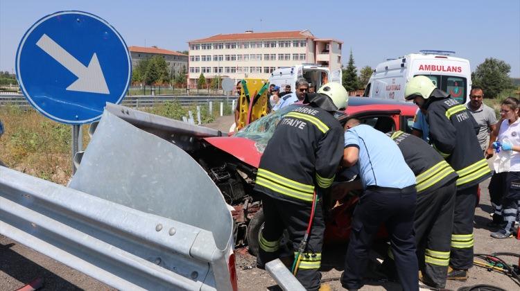 Edirne'deki trafik kazasında anne ile oğlu yaralandı