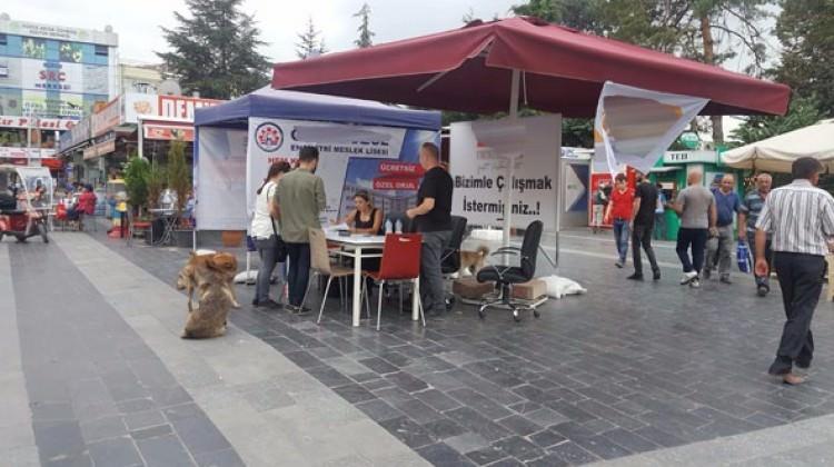 Fabrikada çalışacak işçi bulamayınca stand açtılar