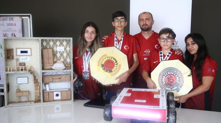 Robot Şampiyonasında dünya birincisi öğrenciler yurda döndü