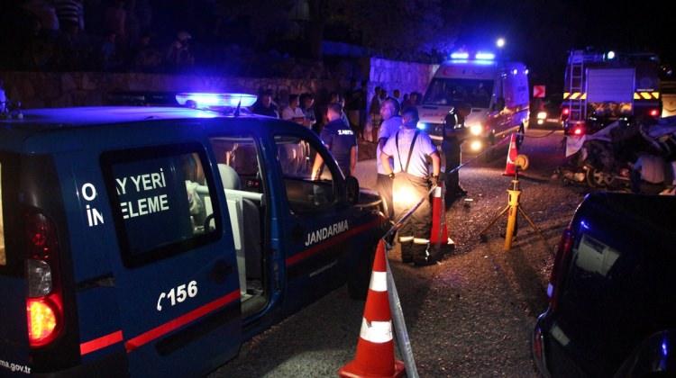 Bodrum'da kamyonetle otomobil çarpıştı: 1 ölü, 1 yaralı