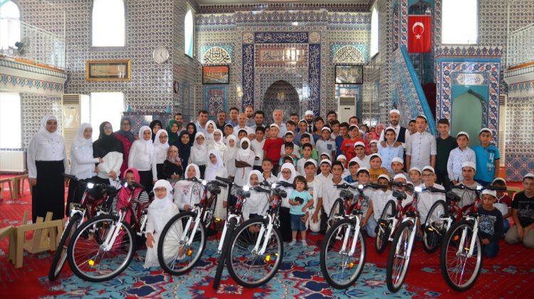 Yaz Kur'an kursu öğrencilerine bisiklet hediyesi