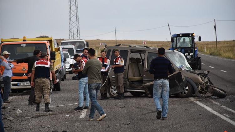 Kars'ta iki otomobil çarpıştı: 1 ölü 4 yaralı