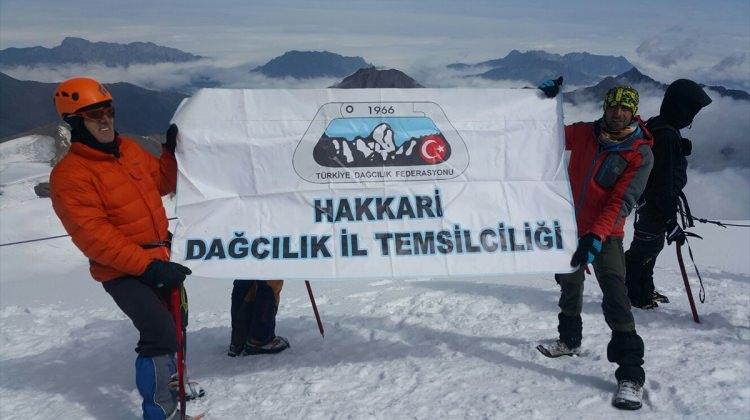 Hakkarili dağcılar Kazbek Dağı'na tırmandı