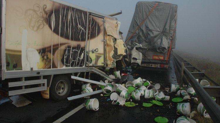 Tekirdağ'da zeytin yüklü kamyon tıra çarptı: 1 ölü, 1 yaralı