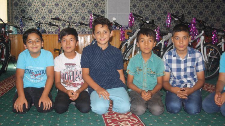 Cemaat camiye gelen çocukları bisikletle ödüllendirdi