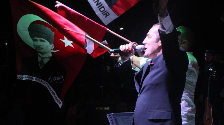 Ferhat Göçer Çınarcık'ta konser verdi