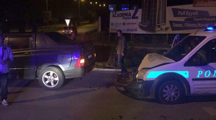 Düzce'de polis aracı ile otomobil çarpıştı: 1 polis yaralı