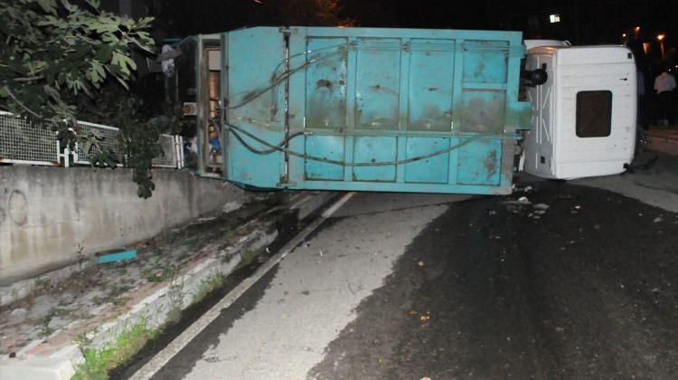 Devrilen çöp kamyonunun sürücüsü yaralandı