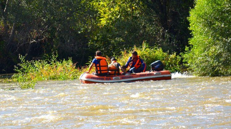 Sakarya Nehri'de mahsur kalan baba-oğul kurtarıldı