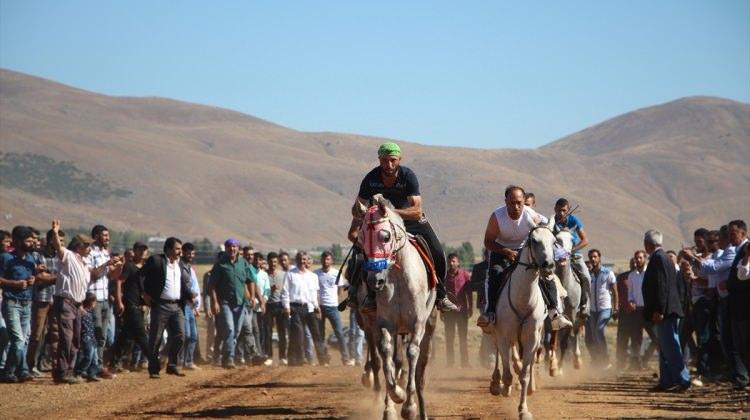 Bingöl'de geleneksel at yarışları yapıldı