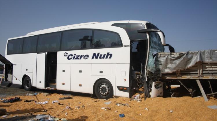 Ankara'da otobüs tıra çarptı: 3 ölü, 26 yaralı