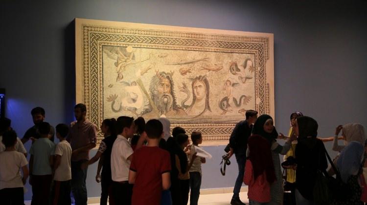 Suriyeli çocuklar Zeugma Müzesi'ni gezdi