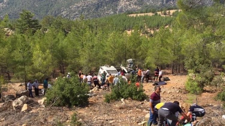 Karaman'da işçileri taşıyan minibüs devrildi: 1 ölü, 6 yaralı