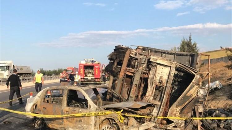 Bursa'da kamyonla çarpışan iki otomobil alev aldı: 2 ölü, 1 yaralı