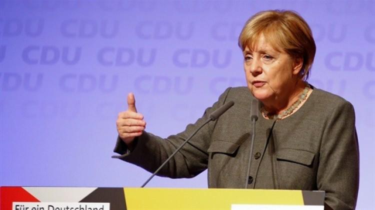 Merkel korkudan Türkçe 'konuştu'!