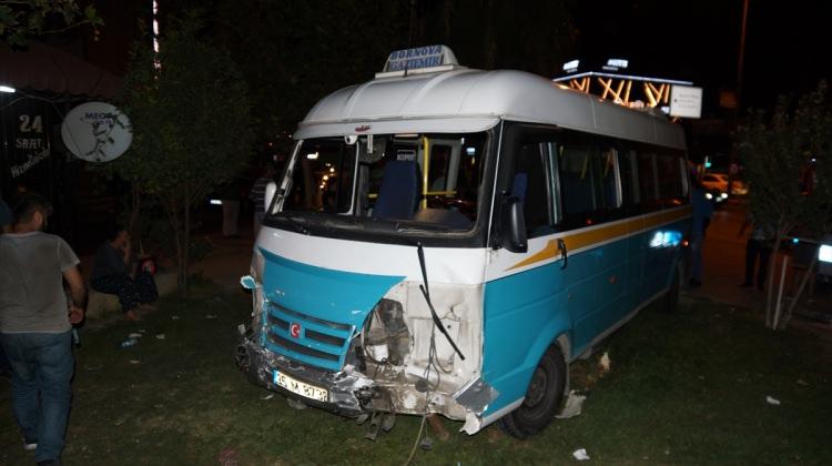 İzmir'de minibüs otomobile ve yayaya çarptı: 3 yaralı