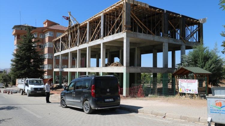 Baskil'de Kültür Merkezi inşaatı devam ediyor