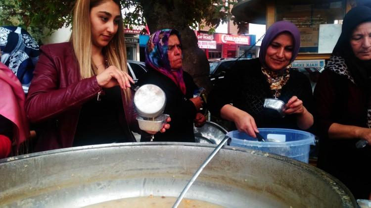 Gölbaşı Ülkü Ocakları aşure dağıttı