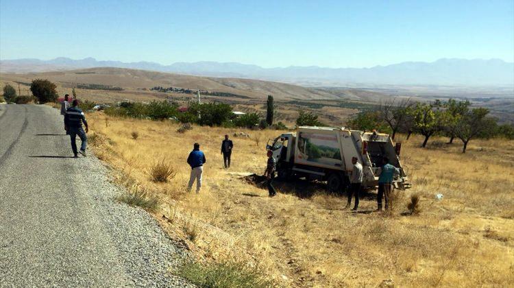 Kahramanmaraş'ta çöp kamyonu devrildi: 3 yaralı