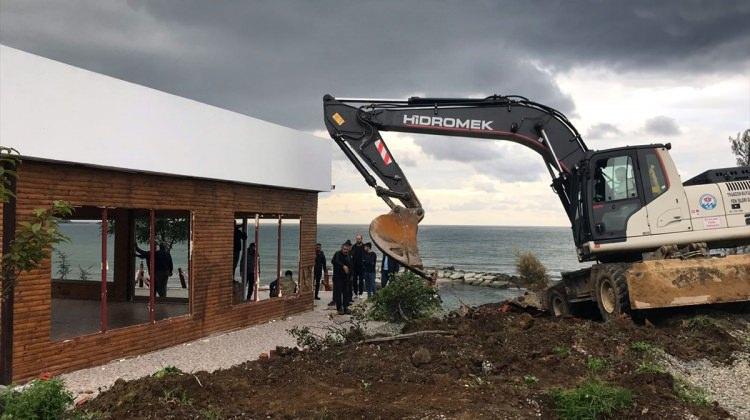 Trabzon'da kaçak restoran ve plaj yıkıldı