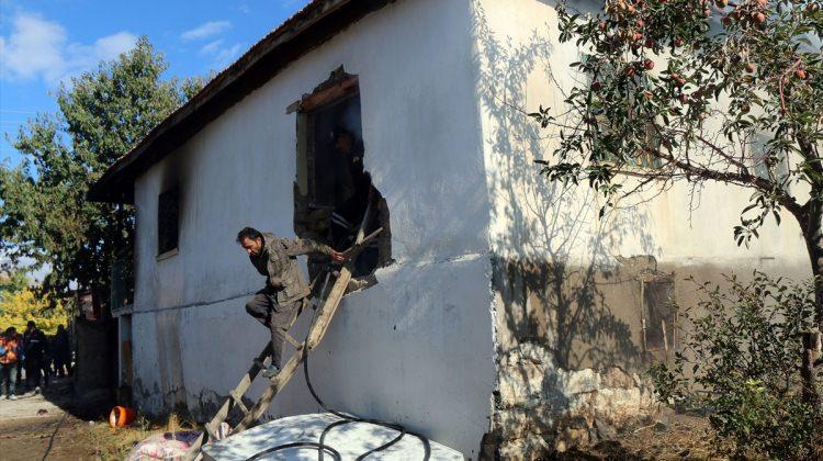 Sivas'ta ev yangını: 3 ölü