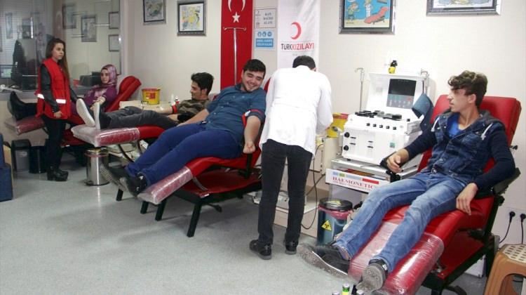 Üniversite öğrencilerinden kan bağışı