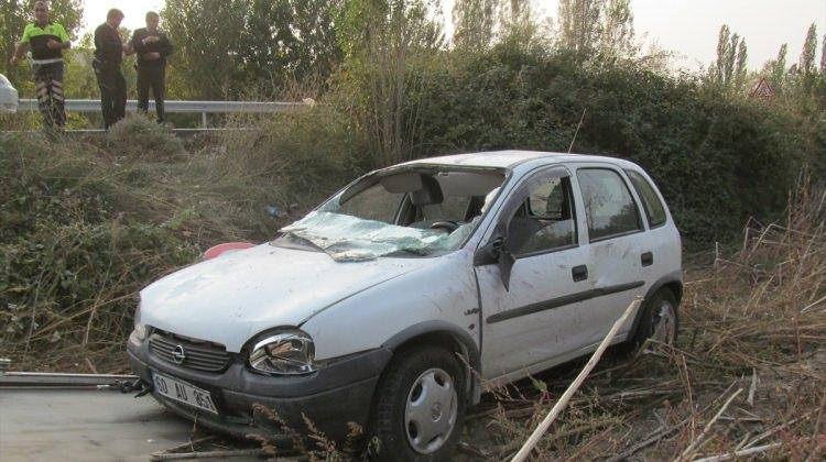 Tokat'ta otomobil devrildi: 3 yaralı