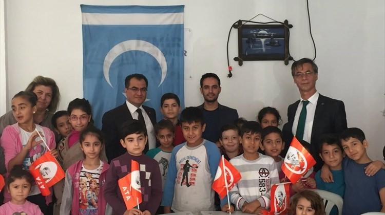 Türkmen çocuklara kırtasiye yardımı