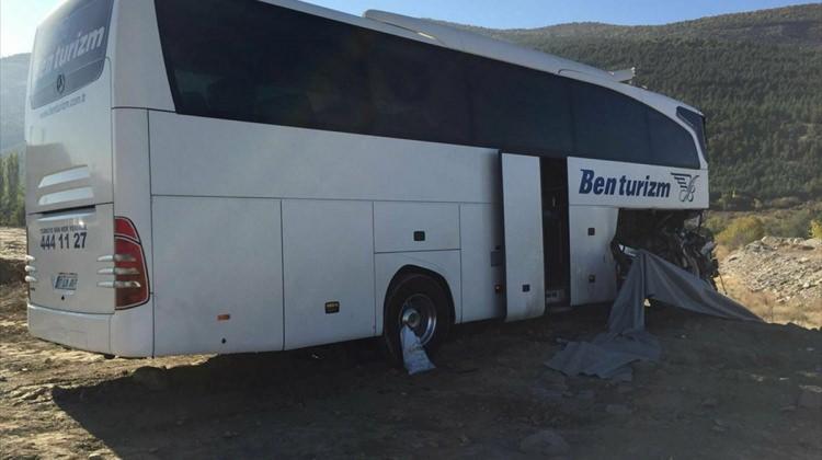 Afyonkarahisar'da yolcu otobüsü tıra çarptı: 1 ölü, 22 yaralı