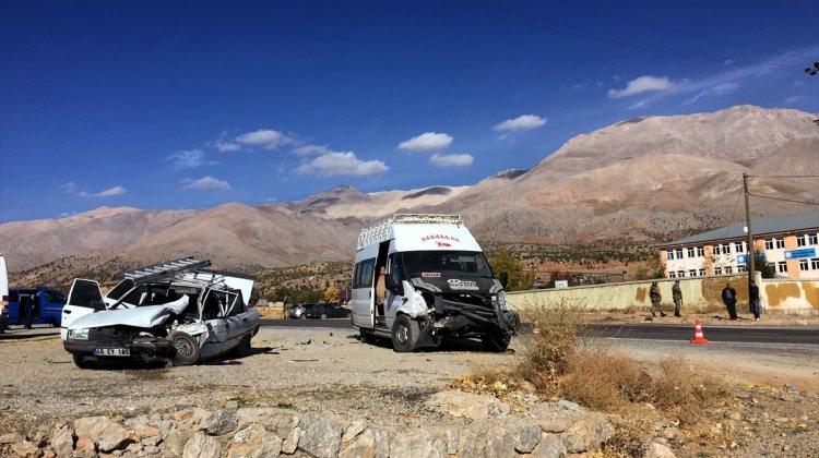 Kahramanmaraş'ta öğrenci servisiyle otomobil çarpıştı: 16 yaralı