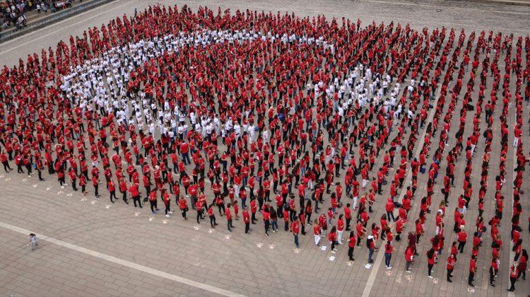 Hatay'da bin 923 kişiden Türk bayrağı koreografisi