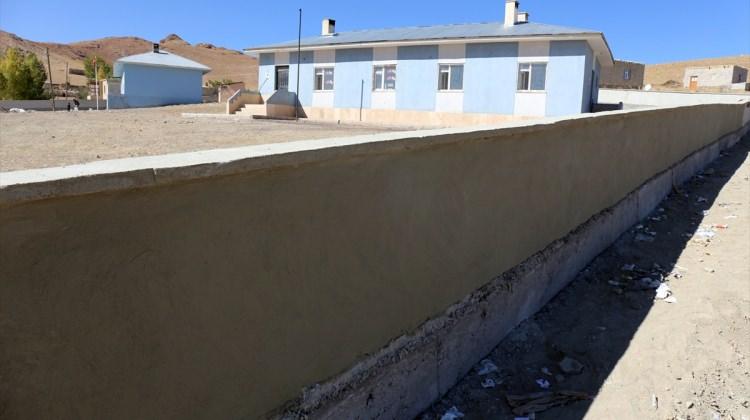 Gürpınar'da okulların çevre duvarları yapılıyor