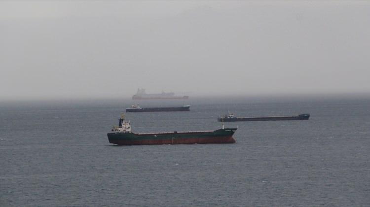 Fırtınadan kaçan gemiler Sinop'un doğal limanına sığındı