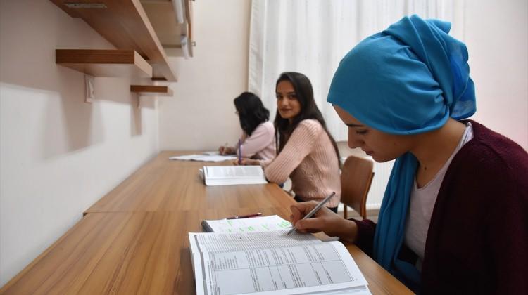 Yurtta kalan öğrenciler otel konforunda hizmet alıyor