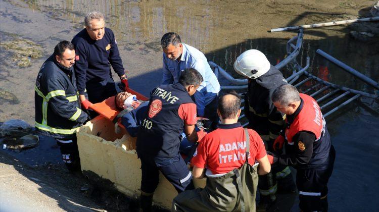 Adana'da kanala devrilen kamyonun sürücüsü kurtarıldı