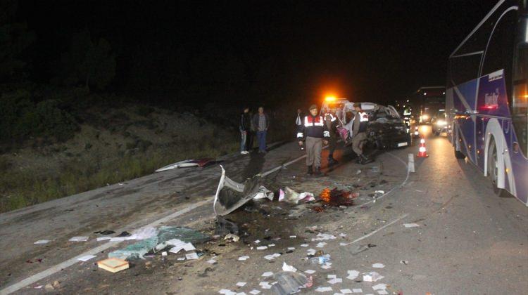Çanakkale'de hafif ticari araç kamyona çarptı: 1 ölü, 1 yaralı
