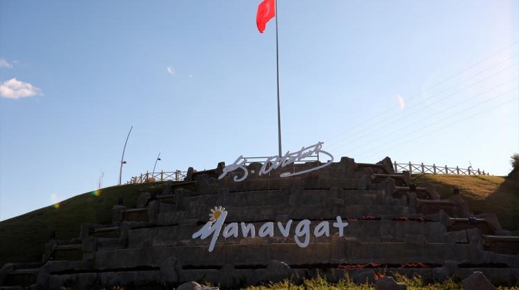 Manavgat’ta mesire alanına dev Türk bayrağı asıldı