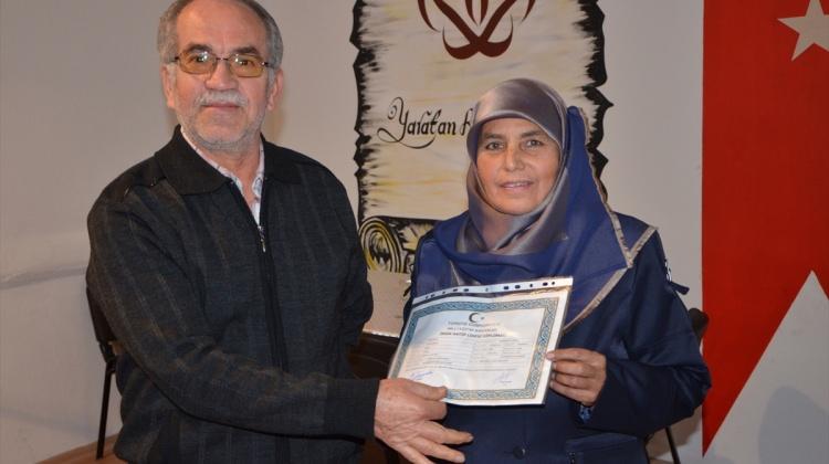 54 yaşında liseden mezun olan kadın diplomasını aldı