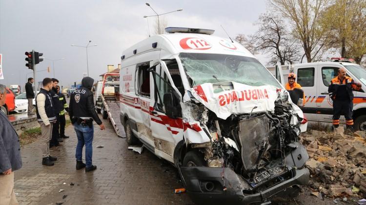 Erzurum'da hasta taşıyan ambulans kaza yaptı: 8 yaralı