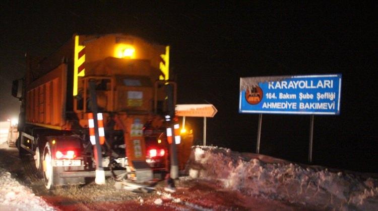 Erzincan'da kar yağışı ulaşımı olumsuz etkiliyor