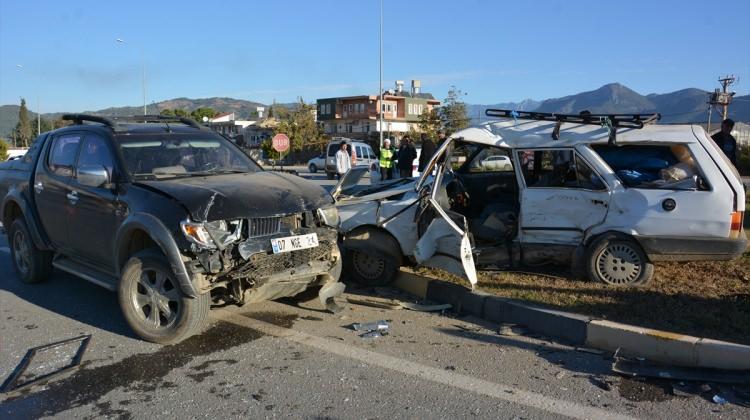 Antalya'da iki otomobil çarpıştı: 1 yaralı