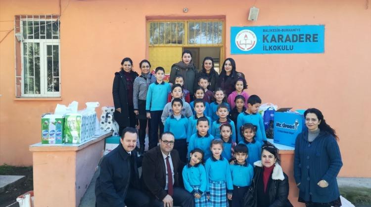 Yüksekokul öğrencilerinden köy okuluna yardım