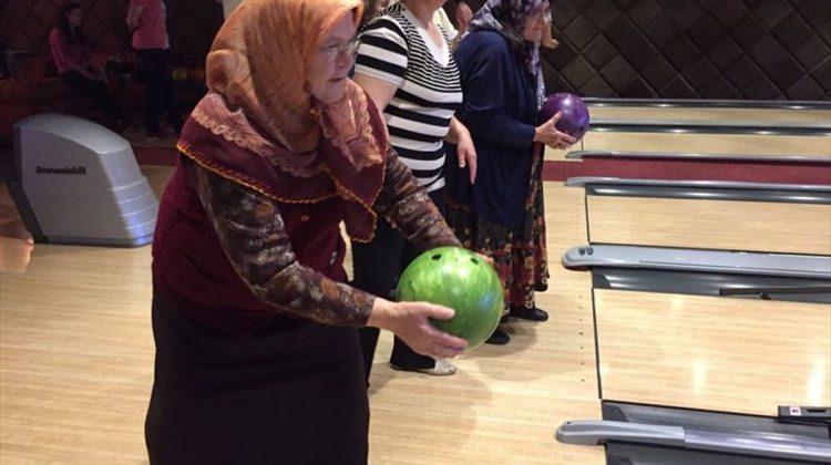 "Bir elde baston bir elde bowling" etkinliği