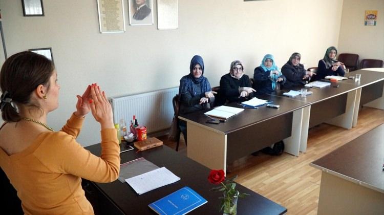 İşitme engellilere Kuran öğretmek için işaret dili öğreniyorlar