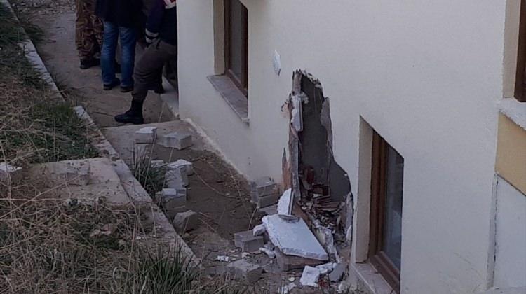 Denizli'de traktör binaya çarptı: 1 yaralı